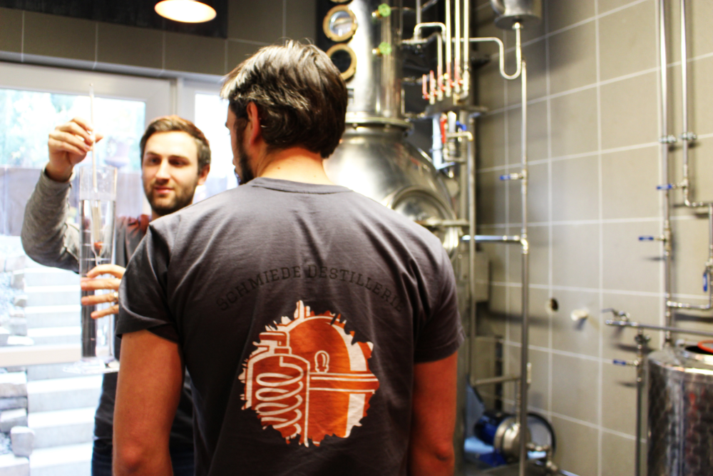 Schmiede Gin: „Handwerklich destillierter Gin, der die Kunst der Destillation und des Weinbaus miteinander vereint.“ Schmiede Gin: „Handwerklich destillierter Gin, der die Kunst der Destillation und des Weinbaus miteinander vereint.“